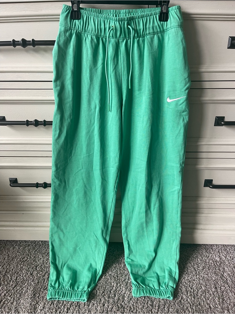 Nike sportswear easy jogger sweatpants in green size XS
